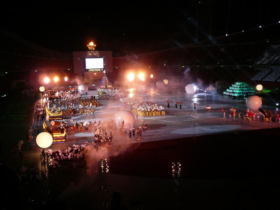 Die Eroeffnungsfeier mit 3000 Taenzern und Akrobaten war schon spektakulaer...