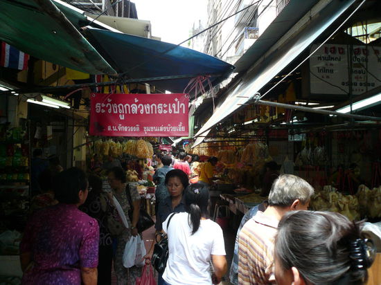 Kuscheln bei 35 Grad im Schatten ausdruecklich erwuenscht. 
Die engen Strassen Chinatowns.