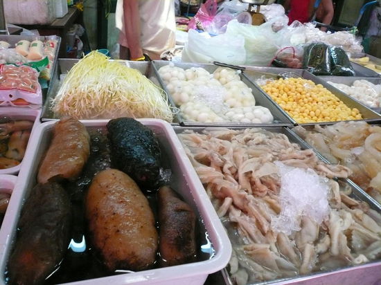 ... oder keine Ahnung, vermutlich sind links Seegurken zu sehen...