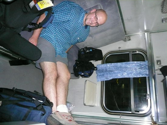 Unser Abteil. Die Ruecklehne wurde zum schlafen hochgeklappt, sodass ein Etagebett entstand. Durch die sehr gut funktionierende Klimaanlage war es in der Nacht jedoch oben sehr kuehl.