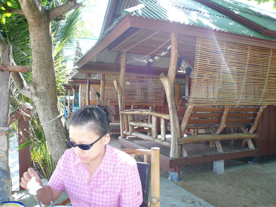 Rechts hinter Wong ist unser Bungalow. Links ist der Strand zu sehen. Dazwischen liegt die riesige Distanz von rund 2 Metern...