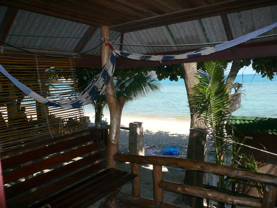 Der Blick aus unserem Bungalow. Oben die aufgerollte Haengematte, falls man mal die Nase voll hat vom Strand.