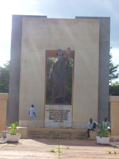Der mächtige Gbehanzin. In Wirklichkeit steht er gerade.