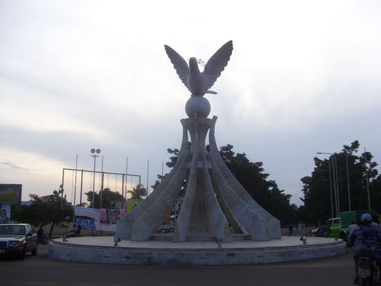 Lomés Friedenstaube - sie berüßt jeden, der vom Flughafen in die Stadt hineinfährt