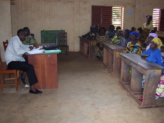 Marino bei einer typischen Sitzung (links in weiß)