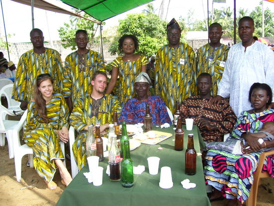 In Familientracht (die beiden Weißen sind Flora und ich)