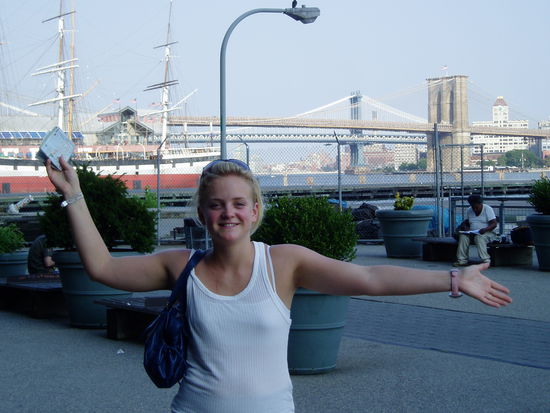 ..Brooklyn Bridge ueberspannt (hier mit mueder Sonja im Bild)