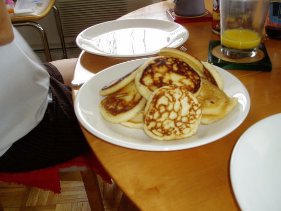 Sonntagsfruehstueck: Dank Backmischung unsere ersten selfmade Pancakes