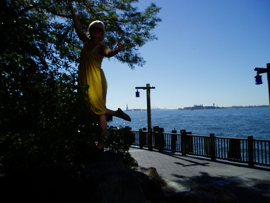 Battery Park,ganz klein uebr meinem Fuss :Lady Liberty