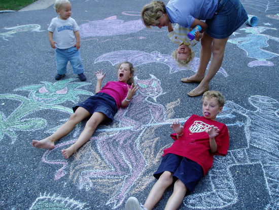 unsere selstgemalte Halloween Deko in der Auffahrt(v.l.Robert,Emi,Kate+Konnie,Henning)
