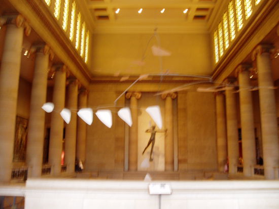 Mobile von Kalder in der Halle