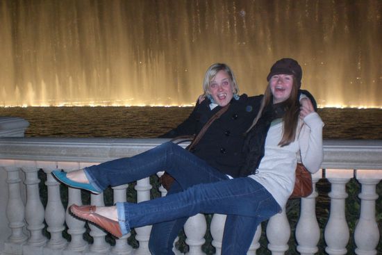 Vor dem Bellagio!Jede Viertelstunde gibt es da eine Springbrunnen-Show waehrend lautschallend Frank Sinatra ein Lied traellert.Die Fontaenen knallen im Takt der Musik hoch in die Luft,schwingen hin und her und tanzen fast.Wie im Fiml"Ocean's Eleven"!