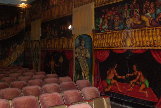 ..wo nur eine Frau lebt,die ein kleines selbstbemaltes Opernhaus betreibt!Amargosa Operahaus,mit dem Auto ca. 2 Stunden vom naechsten 1000 Seelen Dorf entfernt...