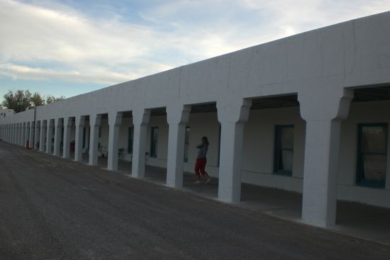 Das Opernhaus befindet sich in einem ehemlaigen Hotel,wo jetzt immer noch Gaeste nach dem Opernbesuch uebernachten koennen.Die alte Dame ist eine ehemalige New Yorker Balletttaenzerin,die nun schon seit fast 30 Jahren das Opernhaus betreibt,die Kostueme selbst naeht,die Stuecke schreibt und fast alleine spielt und singt