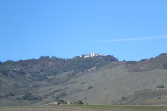 An der Central Coast:Hearst Castle,ein Schloss,direkt an der Kueste,das einst dem Verleger William Hearst gehoerte.Clark Gable,Charlie Chaplin und einige andere alte Hollywood Stars gehoerten zu den Gaesten,die in diesem monstroesen,wunderschoenen Kunstsammelsurium den Sommer verbrachten.Zu dem Schloss gehoeren mehrere tausend Hektar Land,ein Zoo mit Eisbaeren,ein eigenes Wasserwerk und Zebras,die frei auf diesem Huegel (immer noch!)rumlaufen