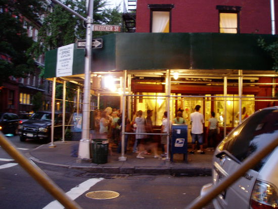 Glaubt es oder nicht:das hier ist dei Baeckerei aus "Couchgefluester",in der der nerdige Freund von unser aller Schwarm seine Sahnetorten kauft!!!