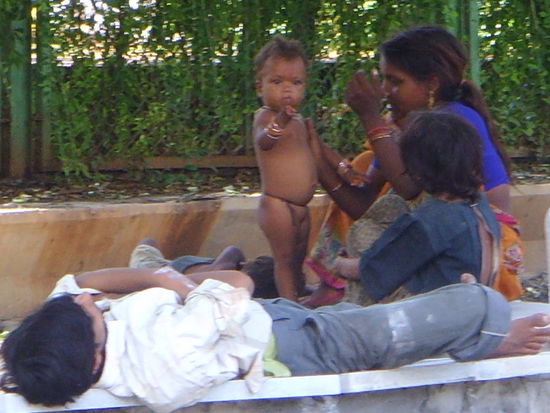 Familie am Strassenrand in Mumbai