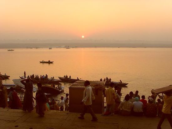 Das fruehmorgendliche Treiben an den Ghats