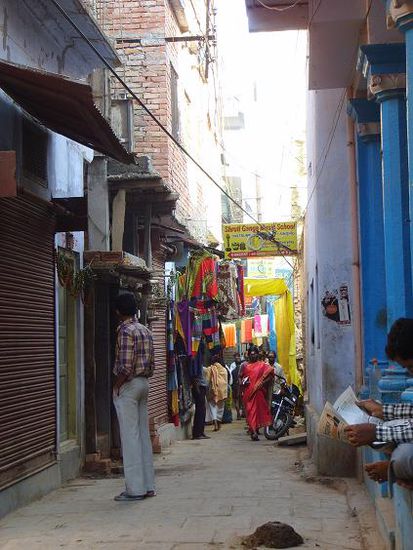 Eine saubere Gasse von Varanasi (augenommen mal dem braunen Fleck rechts unten im Bild)