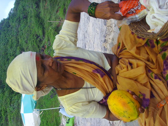 Hier laechelt sie gar nicht, aber sie war sooo suess! Immer wenn sie mich sah, rief sie nur "Didi, Didi!", was soviel heisst wie "Schwester".