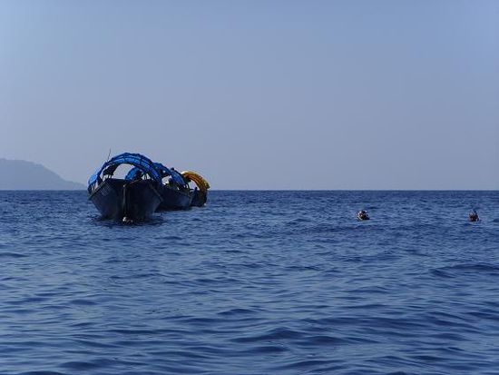 Die Boote am Tauchspot werfen entweder den Anker und warten, oder aber sie holen die Taucher entlang der Stroemung irgendwo wieder ab.