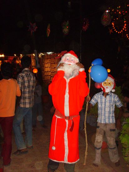 Hm, leider haben die Inder nicht die passende Statur fuer einen "richtigen" Santa... aber lustig wars!