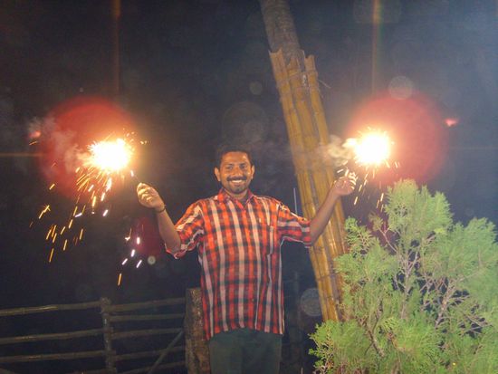 Diese indischen Wunderkerzen waren gemeingefaehrlich - sie entwickelten, kaum angezuendet, ein Eigenleben und haben so manches Loch in der Kleidung der Gaeste zu verantworten ... aber wieder:  lustig wars! 