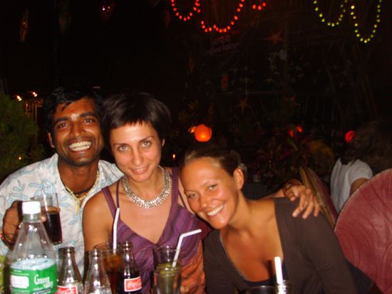Mira und ich .. und Ganesh, unser crazy Kellner mit dem Zahnpastalaecheln ...  "Check it out, man!" - das war sein Slogan