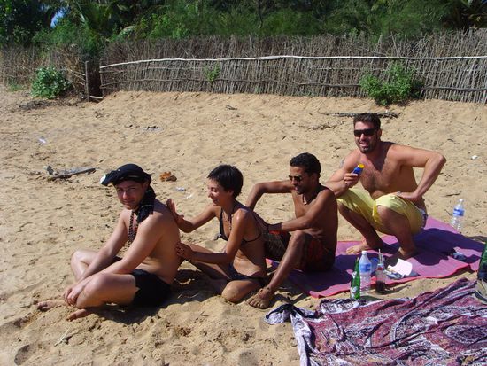 Adil - Mira - Souhail - ? 
Eincremen kann auch Spass machen!