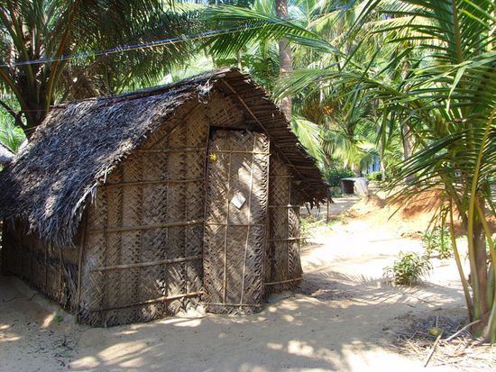 Meine Huette. Ohne mein Moskitonetz haette ich sicher kein Auge zugetan - Maedchen!! 