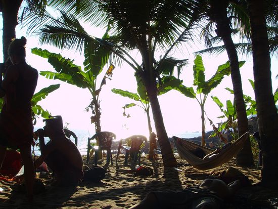 Ein Tagesausflug zum "Paradise Beach", direkt nebenan, nur ein Katzensprung mit dem Boetchen entfernt. Soooo schoen ,aber auch sooooo HIP(IEMAESSIG) - jaja, man kann Fussball (und auch Floete) auch nackt spielen (aber muss man das denn?!?)