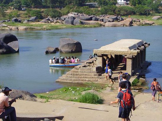 Mit diesem Boot gehts rueber zur "other side of Hampi"- aber abends um 18 Uhr ists aus mit dem lustigen Seitenwechseln