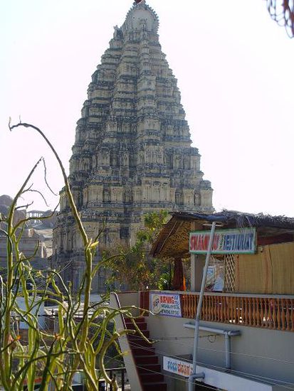 Der Blick aus einem Restaurant - Tempelruinen wohin man sieht! Hampi wurde 1986 zum Weltkulturerbe erklaert.