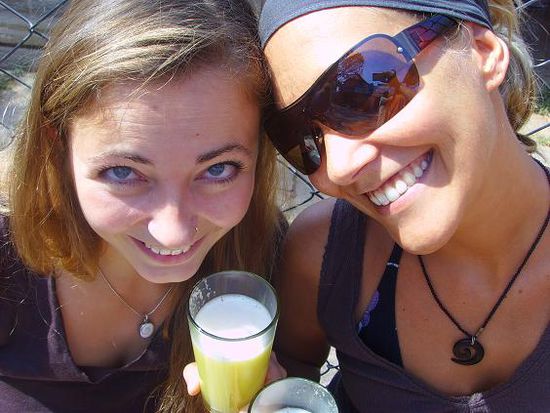 Andi und ich mit nem Glas voller frischgepresster Vitamine - half orange, half pineapple fuer 20 RS only!! Lecker!