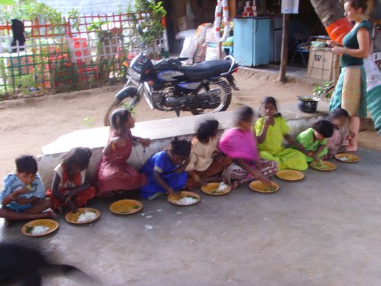 Die "Haelfte" der Kids beim gemeinsamen Essen im "Garden Paradise"