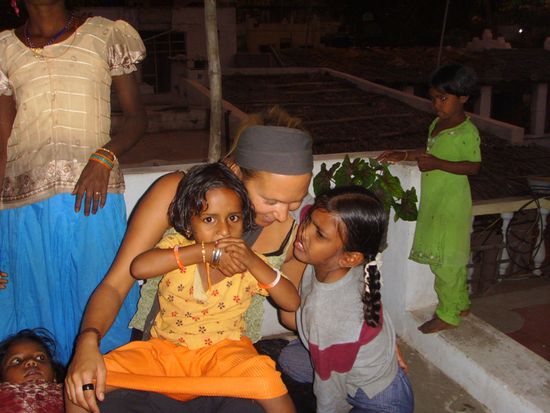 Lalitha war immer so scharf auf meinen silbernen Armring, aber hat ihn jedes Mal ganz brav von selbst zurueckgegeben, wenn sie nach Hause gegangen ist, die SUESSE!!