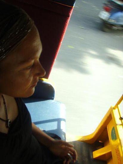 ... in der Rikscha zum thailaendischen Konsulat, um mein Visum zu beantragen. Ihr glaubt es nicht, aber ich habe doch tatsaechlich innerhalb von EINEM Tag das Visum bekommen ... ganz ohne Bakschisch, ganz ohne Nerventerror, ganz ohne Probleme ...und das in INDIEN! Ich bin immer noch ganz baff!