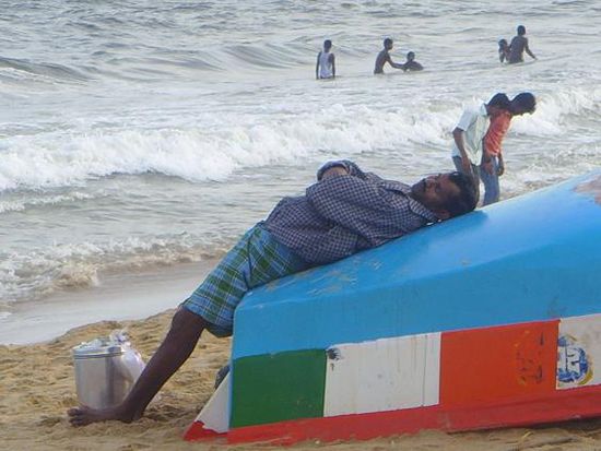 Dann war ich noch am Strand und habe ein wenig relaxt ... aber nicht ganz so ausgiebig, wie der Chaiverkaeufer da!