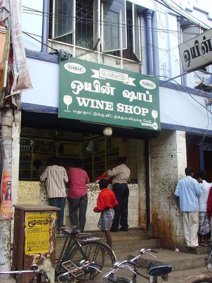 Auf dem nach Hause Weg dann noch ein kurzer Halt an einem 'wine shop', um mir ein Bier fuer den letzten Abend in Indien zu sichern (die Nacht auf dem Flughafen in Kalkutta zaehle ich nicht! )