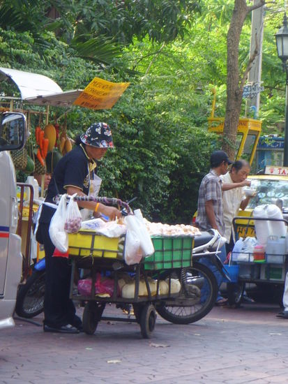 Eine von VIELEN "Fress-Buden" an der Strasse... was ich bisher probieren konnte, war echt klasse!!