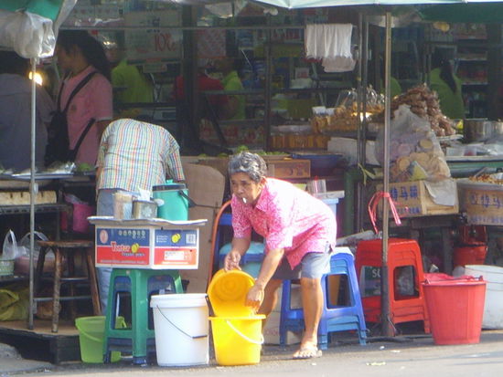DAS sieht man bspw. in Indien nicht, deshalb hat mich dieses Motiv so beeindruckt: Eine Frau mit Kippe und Shorts!