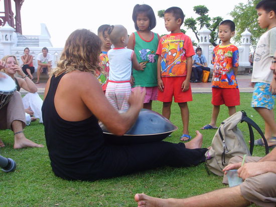 Dieses "Ufo" ist eines der unglaublichsten Instrumente, das ich jemals gehoert habe ... soooo ein schoener Klang (erinnert mich an "Wasser", irgendwie)! Es heisst "Hang" und gibt's nur in der Schweiz, dazu mit ner langen Warteliste ... sehr rar, sehr geil!