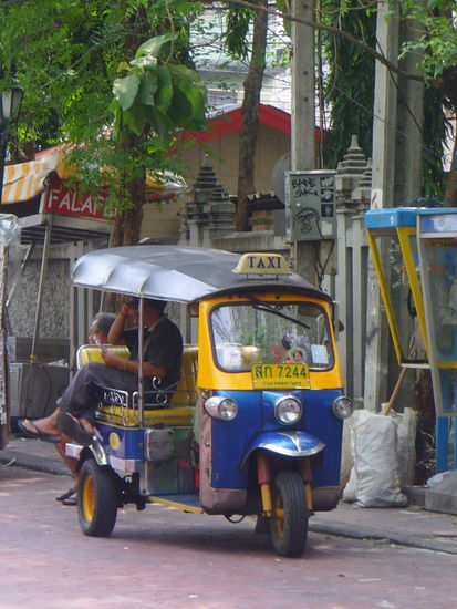 "Fancy" Tuk-Tuks samt Driver. Die Dinger sehen hier echt richtig "stylisch" aus
