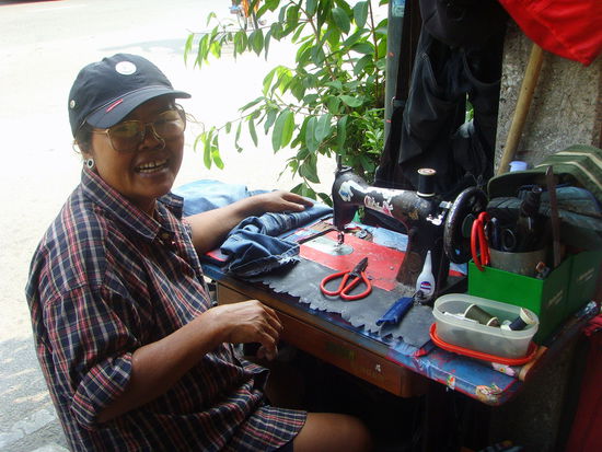 Die war vielleicht mal cool!! Ne Schneiderin auf der Strasse, mit der ich ein bisschen "geschnackt" hab ...