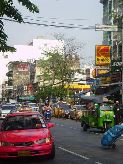 Links im Bild ein PINKES (!!!) Taxi 