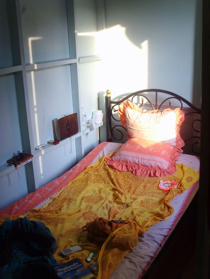 Mein Bett, mein Zimmer  
Tiny-tiny, aber ich fuehl mich wohl!