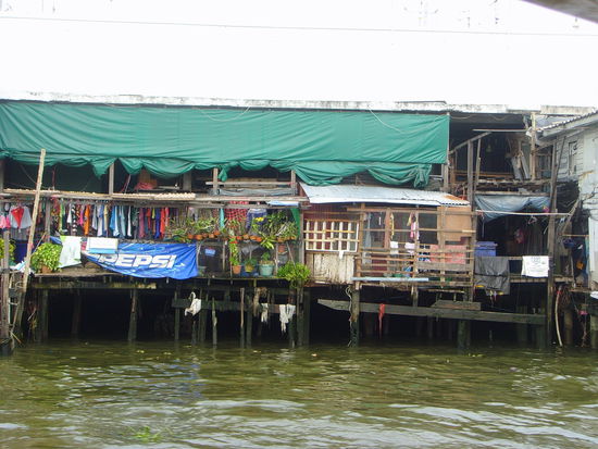 Mit dem Boot auf dem Weg nach Chinatown ...