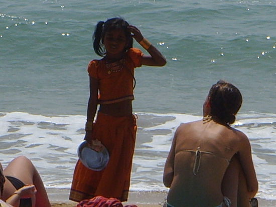 Dieses Maedchen macht es richtig, wie ich finde. Sie zeigt tolle akrobatische Kunststuecke und fragt danach freundlich nach etwas Geld ... ihr gebe ich so gern!