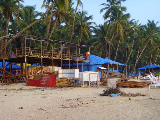 Alles wird jede Saison aufs Neue zusammengezimmert. Hier entsteht gerade ein Restaurant ... ich wuerde sagen noch ein-zwei Tage, dann ist die grosse Eroeffnungsparty!