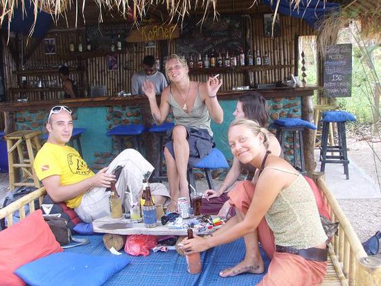 (Wieder)Sehen auf Lanta - links Yogi (Spanien; hat bei Scuba Shack gearbeitet - zufaellig mit seiner Freudnin Martine zur gleichen Zeit auf Lanta) und Didi (Frankreich)... ja, und ich.